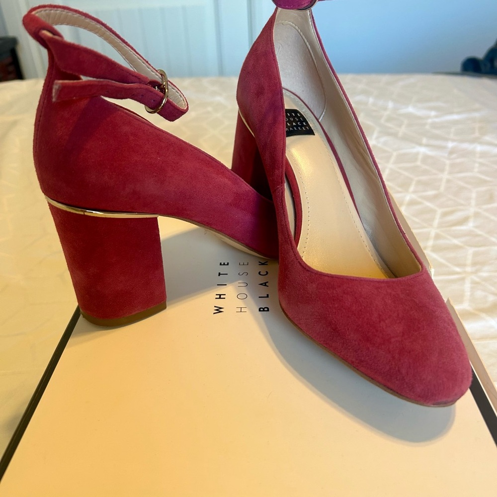 White House Black Market Fuscia Suede Heels w/Gold. WHBM Bethenny.